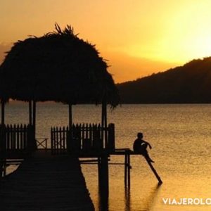 ATARDECER Y CONTRALUZ EN EL REMATE - LAGUNA CERCA DE TIKAL, GUATEMALA