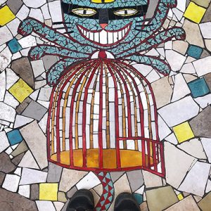 TRAVEL FEET SELFIE PIES VIAJEROS - PISO DE MOSAICOS DE COLORES CON GATO Y JAULA EN VALPARAISO VALPO CHILE