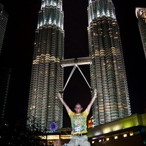 MARIO FIGUEROA - VIAJES Y FOTOGRAFÍA - JUMP SHOT EN LAS TORRES PETRONAS DE KUALA LUMPUR