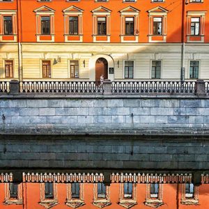 VENTANAS DE SAN PETERSBURGO EN RUSIA - ARQUITECTURA Y REFLEJO EN AGUA DE EDIFICIO