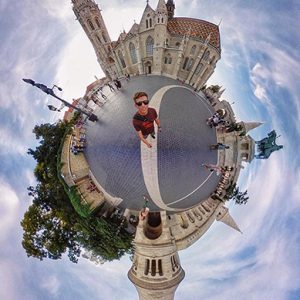 FOTO TINYPLANET - VIAJAR SOLO - TIPS Y MOTIVOS PARA VIAJAR POR TU CUENTA - IGLESIA Y CASTILLO DE BUDA MEDIEVAL EUROPEO