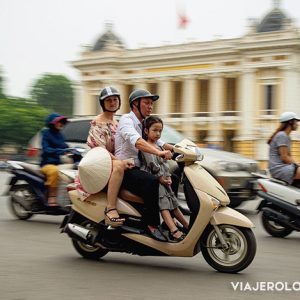 Viajar solo en grupo - familia en motocicleta en vietnam - 3 personas en motoficleta - fotografía de paneo