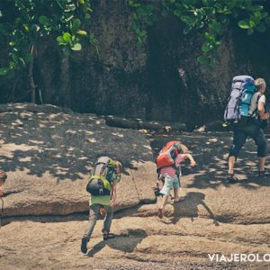 viajar solo en grupo - familia backpacker familia mochilera caminando con mochilas