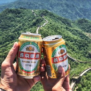 Viajar solo en grupo - CERVEZAS DEL MUNDO - CERVEZA YANJING EN LA MURALLA CHINA - Alimentos y bebidas del mundo