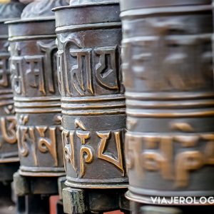 Campanas giratorias en templo budista en nepal - tips y términos de fotografía en inglés