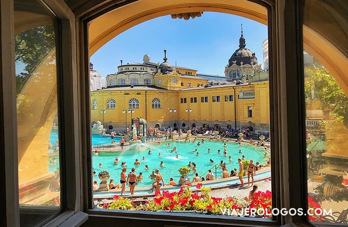 VISTA DESDE LA VENTANA. BAÑOS TERMALES O THERMAL BATHS EN BUDAPEST. SZÉCHENYI BATH. DESTINOS BARATOS PARA VIAJAR SOLO EN EUROPA