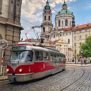 TRANSPORTE PÚBLICO POR LAS CALLES DE PRAGA EN REPÚBLICA CHECA. CIUDAD MEDIEVAL EUROPEA